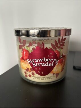Bath and Body Works Strawberry Strudel 3 wick candle